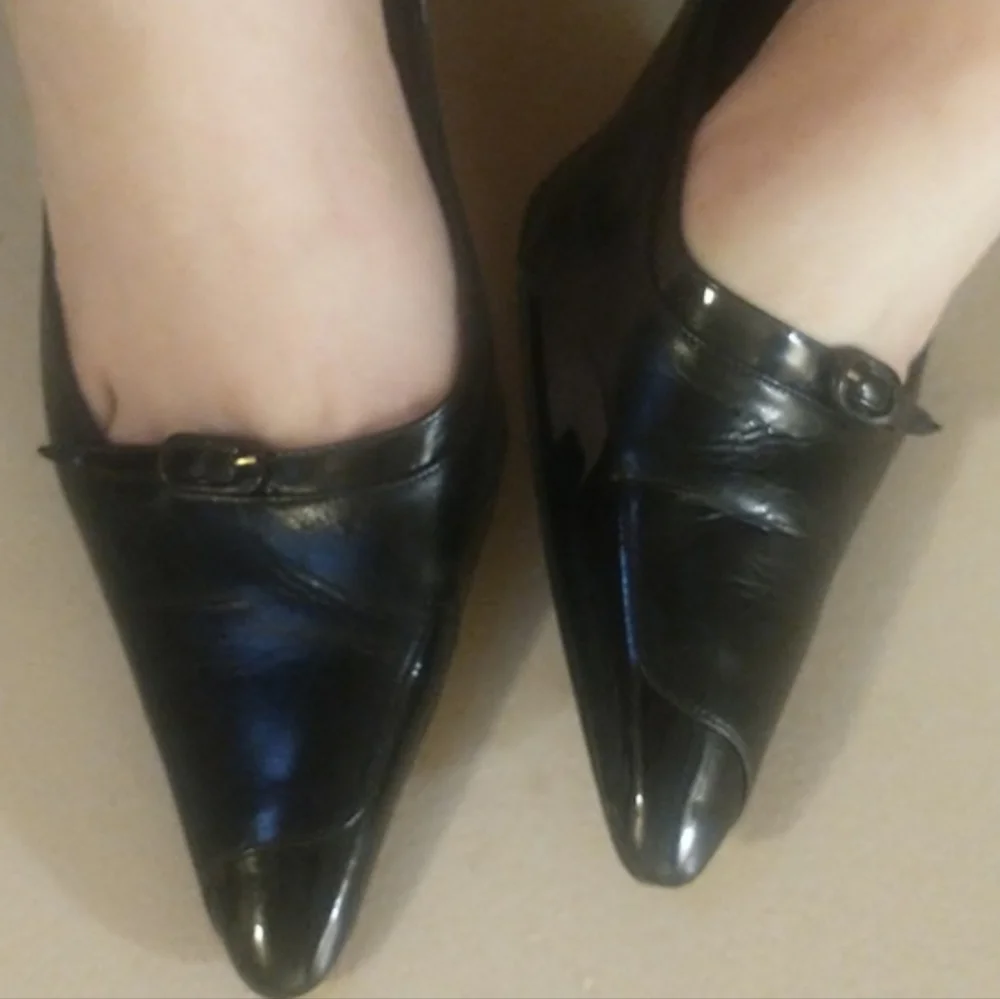 Manolo Blahnik Patent + Kid Leather High Heels Leg Elongating Pointed Toe Boxes